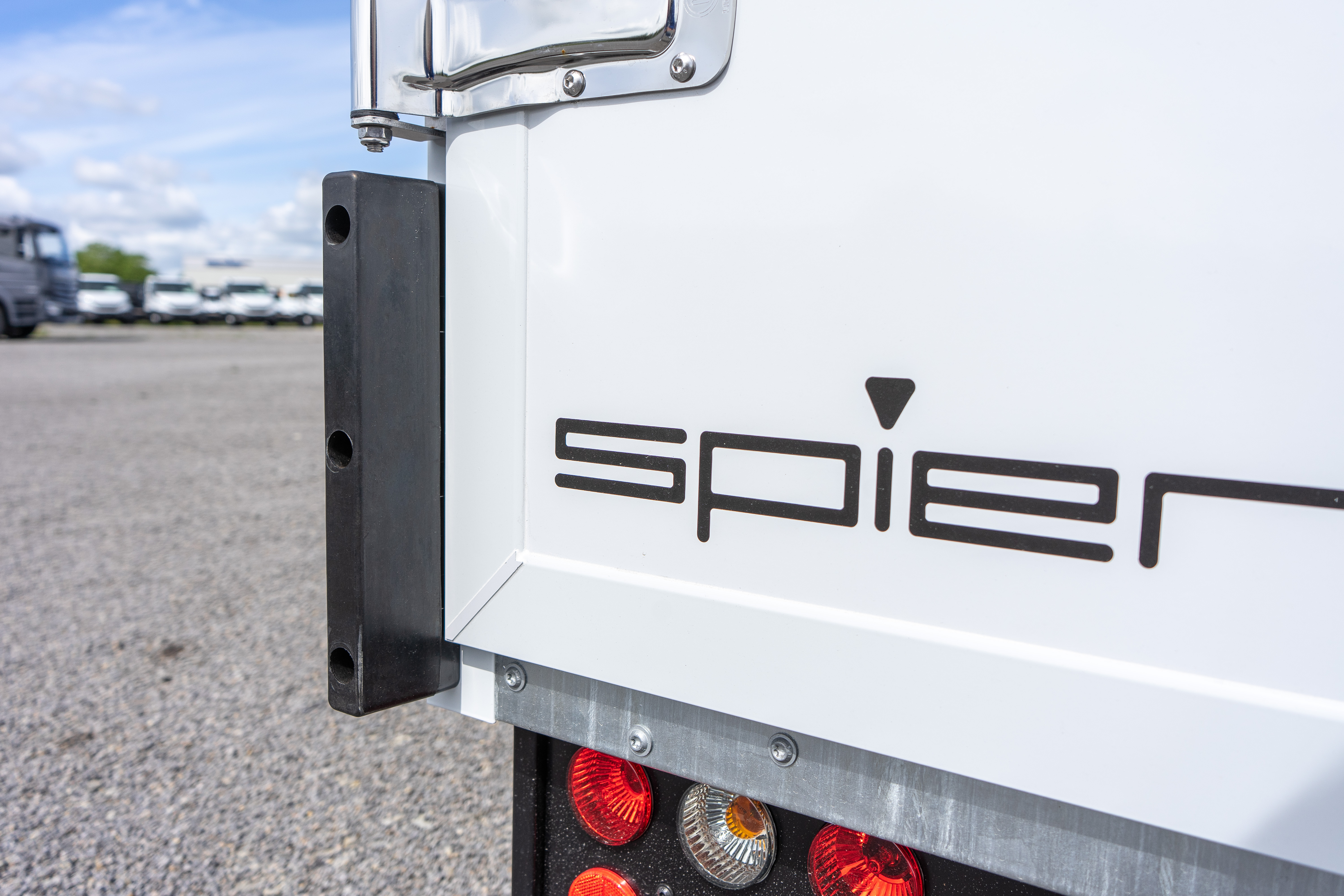 Bild IVECO eMoovy mit SPIER Kofferaufbau Athlet S (Sandwich)