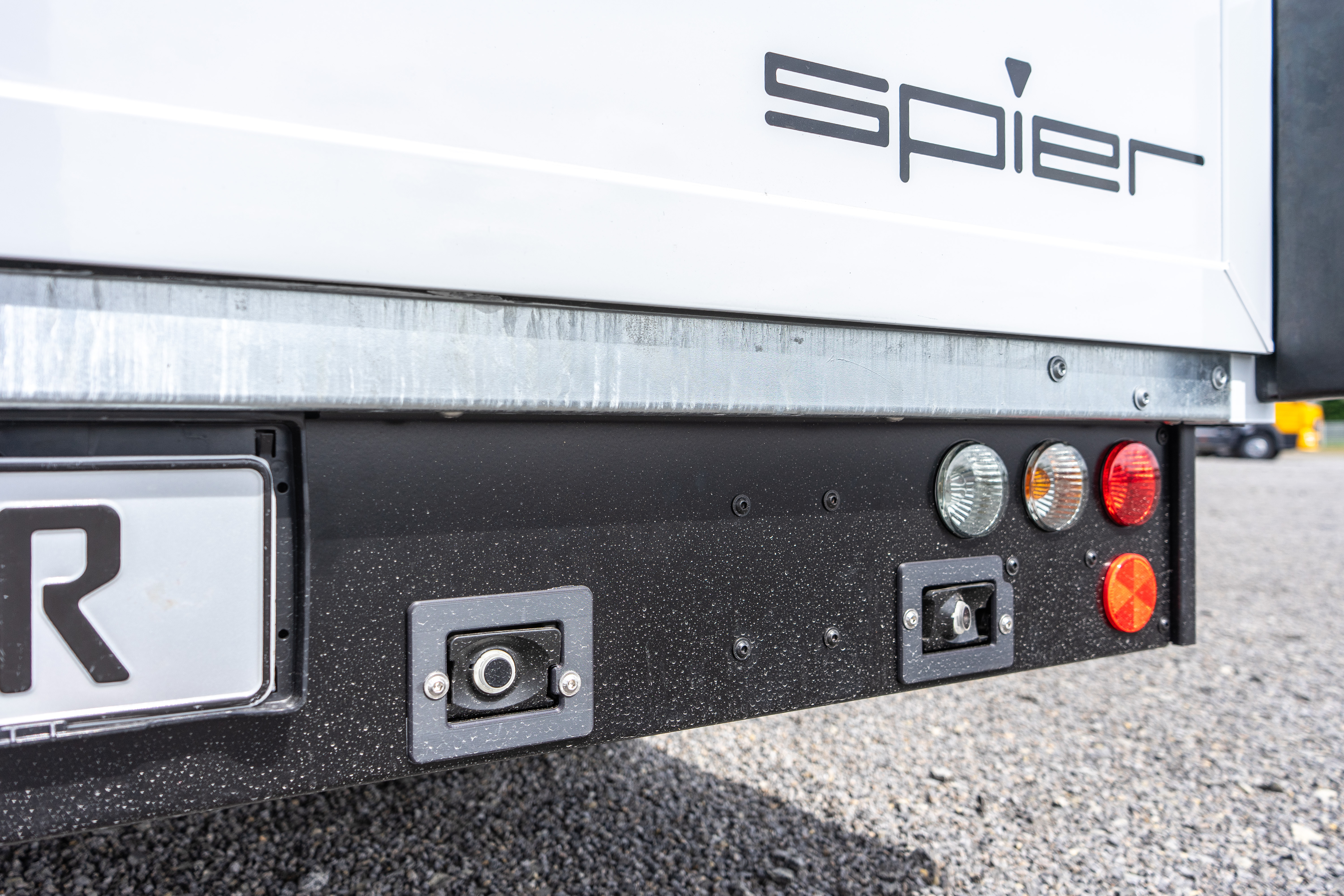 Bild IVECO eMoovy mit SPIER Kofferaufbau Athlet S (Sandwich)