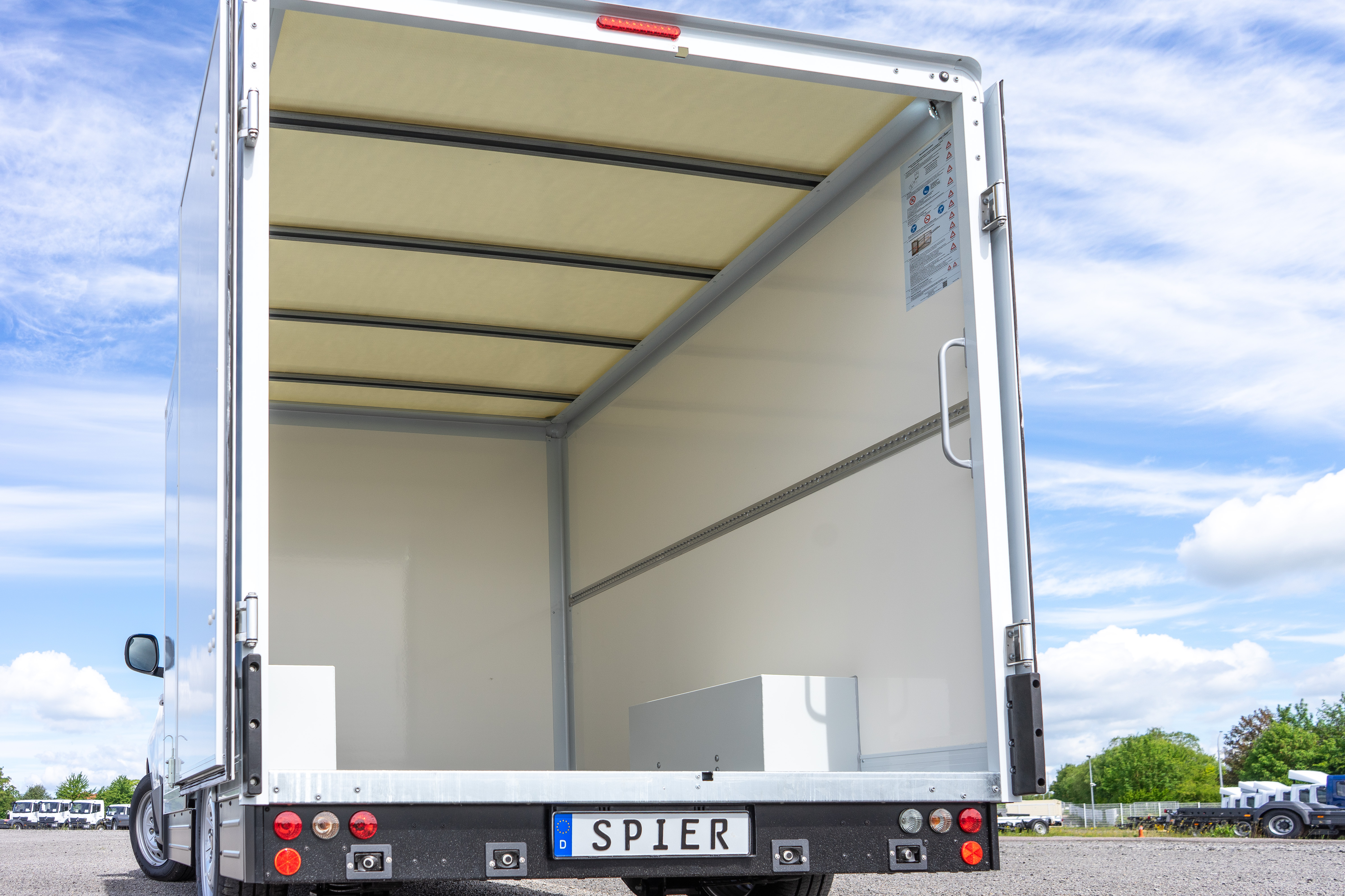 Bild IVECO eMoovy mit SPIER Kofferaufbau Athlet S (Sandwich)